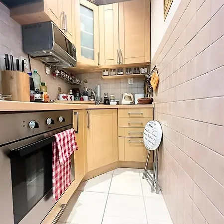 Blue In Center, Location براتسيلافا